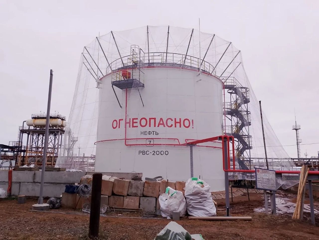 Монтаж вантово-тросовой защитно-ограждающей конструкции ЗОК на резервуаре РВС-2000